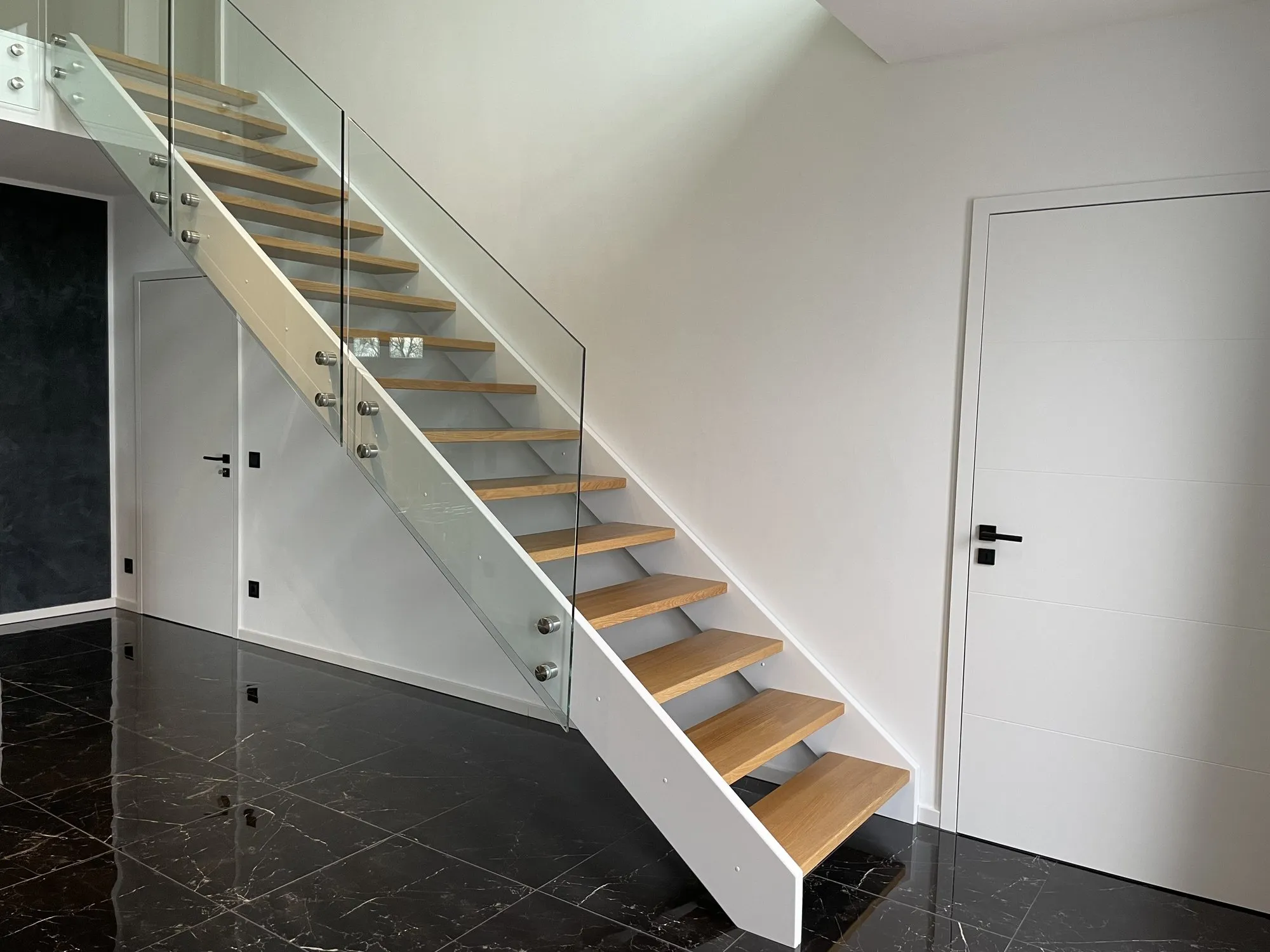 Treppe mit Glasgeländer und Eichenstufen