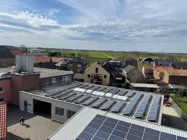 Luftaufnahme Betriebsgelände Tischlerei Schieren in Geilenkirchen-Beeck mit Werkstatthalle und Solarpanelen