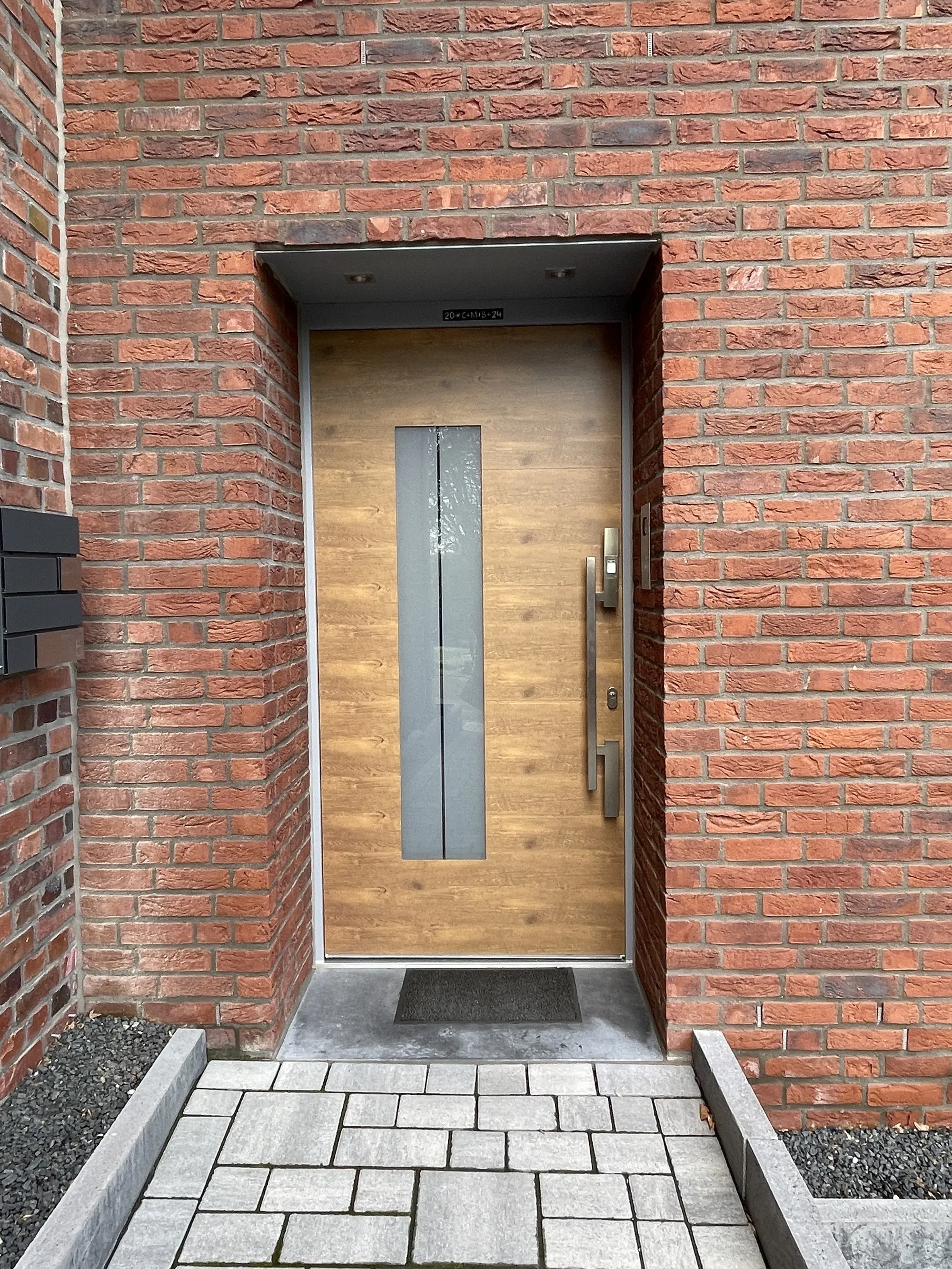 Haustür Holzoptik mit Glasstreifen