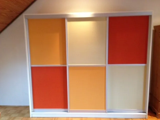 Schiebetürenschrank mit Farbakzenten